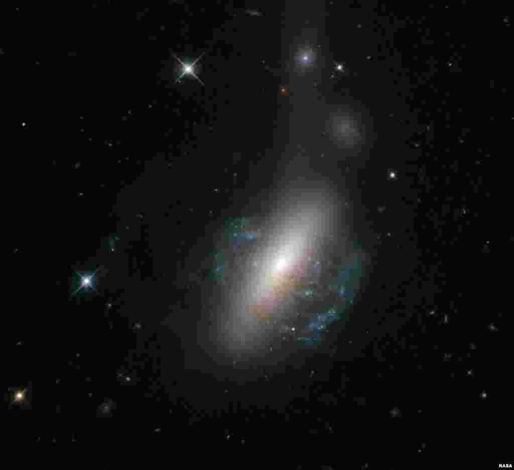Teleskop Hubble menangkap tabrakan kosmik yang sedang berlangsung antara dua galaksi, di mana galaksi spiral dalam proses bertabrakan dengan galaksi lenticular (foto: NASA).
