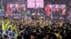 Para pengunjung Times Square di Manhattan, New York, merayakan malam pergantian tahun baru 2020. (Foto: Reuters/Jeenah Moon)