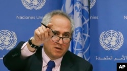 Msemaji wa Umoja wa Mataifa Stephane Dujarric akizungumza kwa niaba ya Katibu Mkuu wa Umoja wa Mataifa Antonio Guterres wakati wa mkutano wake wa kwanza na waandishi wa habari kwenye makao makuu ya Umoja wa Mataifa.Juni 20,2017. (AP)
