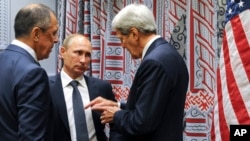 Le Secrétaire d'Etat américain John Kerry, à droite, le président russe Vladimir Poutine, au centre, et le Ministre russe des affaires étrangères Serguei Lavrov aux Nations Unies à New York le 28 septembre 2015. (Photo AP) 