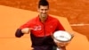 Novak Đoković sa peharom posle pobede na Rolan Garosu, 11. juna 2023. (Foto: Reuters/Clodagh Kilcoyne)