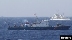 Kapal Vietnam (kiri) terlihat berdekatan dengan kapal pengawas pantai China di Laut China selatan (foto: dok).