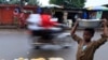Un vendeur de rue dans Monrovia, Liberia, le 14 octobre 2011