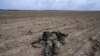 Российский солдат, погибший в Украине, на кукурузном поле в Киевской области (Март 2022 года, Rodrigo Abd, Associated Press)