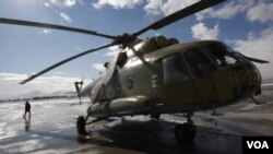 Sebuah helikopter militer Afghanistan (foto: dok). Pemberontak Taliban menyerang sebuah helikopter militer yang melakukan pendaratan darurat di barat laut Afghanistan, Selasa (24/11).
