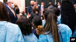 Wakil Presiden AS Kamala Harris berbincang dengan para petugas vaksinasi COVID-19 di Newark. New Jersey, pada 8 Oktober 2021. (Foto: AP/Jacquelyn Martin)