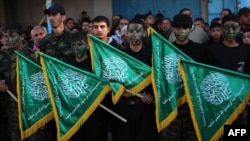 Para pemuda Hamas dalam demonstrasi dekat perbatasan Rafah antara Jalur Gaza dan Mesir (5/2). (AFP/Said Khatib)