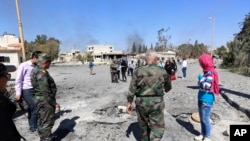 Des soldats syriens expliquent l'opération militaire « Nettoyer Palmyre » aux journalistes, dans la ville antique de Palmyre, ville centrale de Homs, en Syrie, 1er avril 2016. (AP Photo)