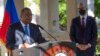Asistan Sekrete Deta pou Zafe Emisfe Oksidantal yo Brian Nichols pale pandan yon konferans de pres nan Anbasad Ameriken Potoprens, 1 Oct. 2021.