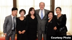 미국의 조지 부시 전 대통령이 23일 북한 인권법 10주년을 맞아 탈북민 5 명을 초청해 환담을 나눴다. 왼쪽부터 김조셉, 최한나, 조진혜, 조지 부시 전 대통령, 엄 모 목사, 그레이스 김 씨. 부시 대통령 기념센터 제공 사진.