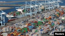 Contenedores se ven en los puertos de Los Ángeles y Long Beach, EEUU, Febrero 6, 2015.