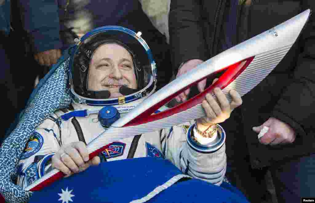 Kosmonot Rusia, Sergei Ryazansky membawa obor Olimpiade Sochi 2014 sesaat setelah mendarat di kota&nbsp; Zhezkazgan, Kazakhstan tengah.