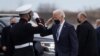 El presidente de Estados Unidos, Joe Biden, saluda a un infante de Marina al abordar el helicóptero presidencial Marine One para regresar a Washington desde Filadelfia, Pensilvania, el 16 de marzo de 2021.