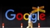 Un hombre pasa frente a una gigantografía que anuncia a Google en Zurich, Suiza.