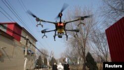 Los drones tienen cada vez más usos. Esta imagen muestra un dron usado en China para desinfectar aldeas, el 31 de enero de 2021.