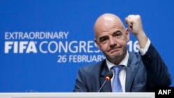 Le nouveau président de la FIFA , Gianni Infantino, lors d'une conférence de presse après le second tour de l'élection, lors du congrès extraordinaire de la FIFA à Zurich , Suisse , le 26 février 2016.