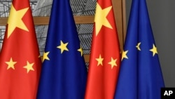 欧盟旗帜与中国国旗。