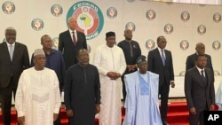 Rais wa Nigeria, Bola Ahmed Tinubu, wa pili kutoka kushoto, akiwa katika picha ya pamoja na viongozi wengine wa Afrika Magharibi baada ya mkutano mjini Abuja Nigeria, Jumapili, Julai 30, 2023. (AP)