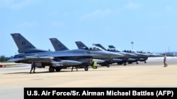 Enam pesawat F-16 Fighting Falcons dari Pangkalan Udara Aviano, Italia, tiba di Pangkalan Udara Incirlik, Turki (9/8).
