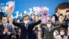 더불어민주당 이낙연 서울 종로구 국회의원 후보가 지난 15일 선거사무소 상황실에서 21대 국회의원선거 당선이 확실시되자 부인 김숙희 여사와 꽃다발을 들고 있다.