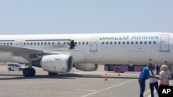 Foto yang diambil pada 2 Februari 2016, lubang terlihat di pesawat yang dioperasikan oleh Daallo Airlines ketika berada di landasan pacu di bandara Mogadishu, Somalia. 