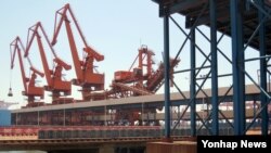 지난 2016년 3월 북한산 광물을 수입하는 북중 접경 랴오닝성 단둥항의 화물 전용 부두. 