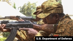 Soldat burkinabè près de Po, au Burkina Faso, le 17 février 2019. 