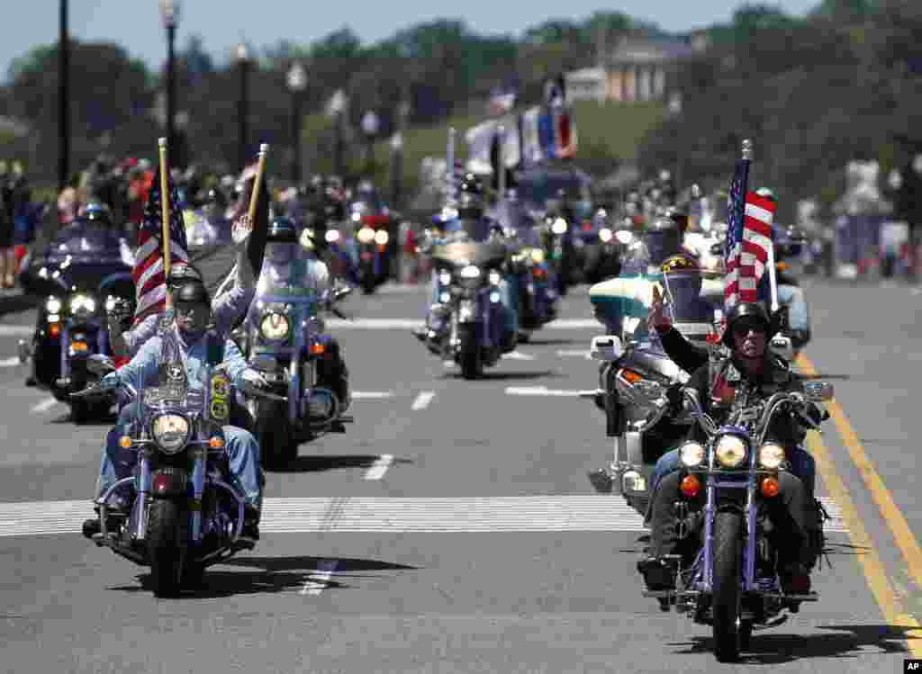 Para pengendara motor besar melintasi "Memorial Bridge", jembatan yang membentang di Washington DC, dalam perayaan tahunan parade Rolling Thunder "Ride for Freedom" menjelang perayaan Hari Pahlawan, 26 Mei 2013. (AP Photo/Molly Riley)