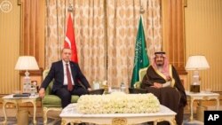Presiden Turki Recep Tayyip Erdogan (kiri) dan Raja Saudi Salman bin Abdul Aziz Al Saud berpose saat bertemu di Riyadh, Arab Saudi, 29 Desember 2015.