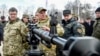 Президент Порошенко оглядає зразки нового озброєння для української армії. Фото 4 квітня 2015р.