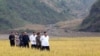 북한 김정은 국무위원장이 강원도 김화군 수해복구 현장을 현지 지도했다고 관영매체들이 2일 보도했다.