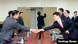개성공단에서 발생하는 상사 분쟁 사건을 처리할 남북 공동 기구인 상사중재위원회의 첫 회의가 13일 개성공단 종합지원센터에서 열렸다. 이날 회의에 앞서 참석자들이 인사를 나누고 있다.
