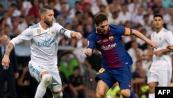 Sergio Ramos, à gauche et l'attaquant du FC Barça Lionel Messi à Madrid, le 16 août 2017.