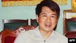 Tiến sĩ luật Cù Huy Hà Vũ bị tố cáo về tội gọi là 'tuyên truyền chống nhà nước xã hội chủ nghĩa Việt Nam'. Nếu bị tòa xét là có tội, nhân vật tranh đấu này có thể bị tuyên án 13 năm tù