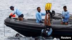 Gwanayen ninkaya na kasar Indonesia suna neman jirgin Lion Air JT610 da ya fadi jiya Litinin