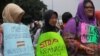 Suasana peringatan hari kekerasan terhadap perempuan sedunia di depan Istana Merdeka Jakarta, 25 November 2013 (VOA/Andylala).