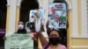 Otro periodista fue asesinado en México en menos de una semana. En la foto, periodistas locales protestan por el asesinato del comunicador Jacinto Romero en Orizaba, México, el 19 de agosto de 2021.