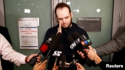 Joshua Boyle bicara pada media setelah tiba bersama istri dan ketiga anaknya di bandara internasional Toronto Pearson, hampir lima tahun setelah ia dan istrinya diculik di Afghanistan pada tahun 2012 oleh jaringan aliansi Taliban, Haqqani, di Toronto, Oktober 2017..