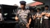 Para polisi melakukan pengawalan ketas atas Lapas Cebongan di Sleman, Yogyakarta pasca terjadinya serangan oleh beberapa orang bersenjata (23/3). 