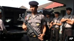 Para polisi melakukan pengawalan ketas atas Lapas Cebongan di Sleman, Yogyakarta pasca terjadinya serangan oleh beberapa orang bersenjata (23/3). 