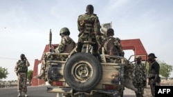 Des soldats de la 7e division de l'armée nigériane lourdement armé sur la route de Damboa dans l'Etat de Borno, au nord-est du Nigeria, le 25 mars 2016.