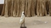 Une jeune fille marche dans le desert près de la ville d'Agadez, Niger, le 25 mai 2015.