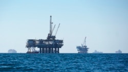 En Oregon se ven buques de carga anclados en alta mar, compartiendo espacio con plataformas petroleras, antes de dirigirse al puerto de Los Ángeles-Long Beach el 5 de octubre de 2021.