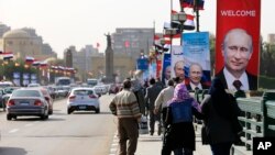 پوسترهای ولادیمیر پوتین رئیس جمهوری روسیه در خیابانی در قاهره، پایتخت مصر - دوشنبه ۲۰ بهمن ۱۳۹۳ 