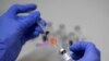 Seorang petugas mempersiapkan suntikan vaksinasi COVID-19 Pfizer di Portland Expo, Maine, 2 Maret 2021. (AP Photo/Robert F. Bukaty)