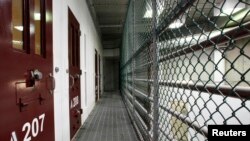 Suasana di sebuah blok sel kosong di Camp VI, sebuah penjara yang digunakan untuk menampung para tahanan di pangkalan angkatan laut AS di Teluk Guantanamo (Foto: dok). Pengawal militer penjara Guantanamo dalam upaya mengakhiri mogok makan, memaksa para napi masuk ke dalam sel-sel kecil, Sabtu (13/4).