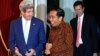 Menlu AS John Kerry (kiri) berbincang dengan Presiden Joko Widodo di istana Merdeka Jakarta, Senin malam (20/10).