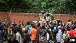 TOPSHOT - Waandamanaji nje ya ubalozi wa Ufaransa nchini Niger, Julai 30, 2023.