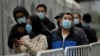 Personas haciendo cola para una prueba de hisopo para el coronavirus Covid-19 en Beijing, el 1 de noviembre de 2021.