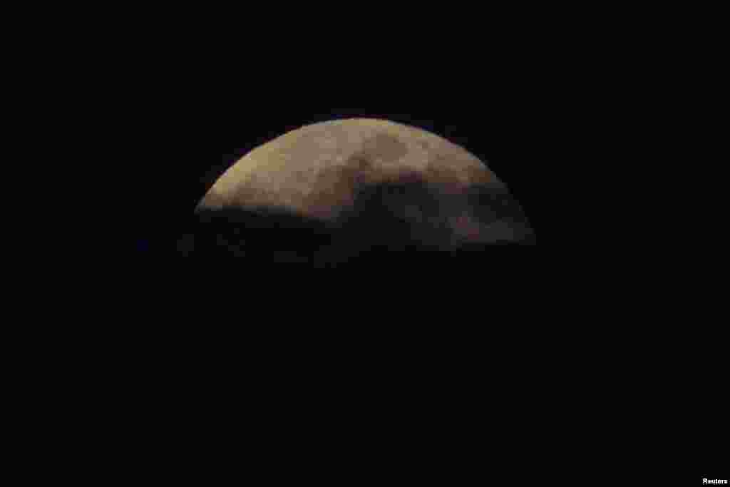 La Superluna se alza sobre nubes bajas en San Diego, California.